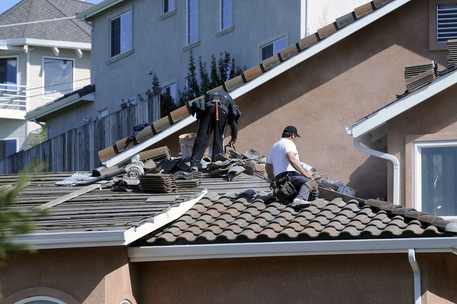 bigstock-hispanic-roofer-laying-roofing-2837166
